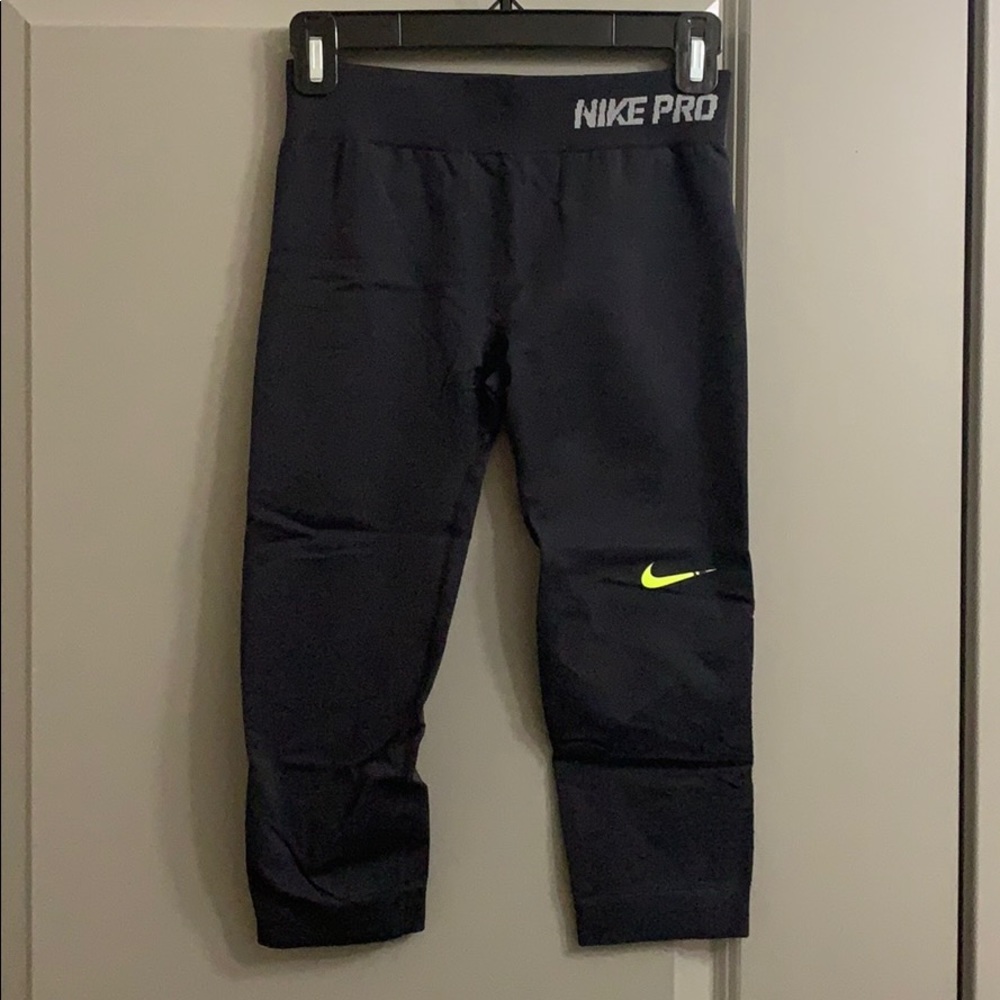 Nike pro dri fit crop seamless legging.  Size M